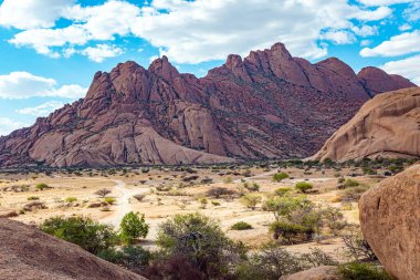 Afrika. Namibya. Spitzkoppe, Namibya çölünde kayalık bir tepedir. Muhteşem taş kahverengimsi turuncu Spitzkoppe, kaba taneli granit kalıntıları.. 