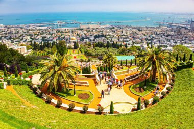 HAIFA, ISRAEL - 6 Mayıs 2017: Bahai Dünya Merkezi. Carmel Dağı 'nın yamacında yaldızlı bir kubbesi olan muhteşem bir sütun. Hacc merkezi ve popüler turizm merkezi. Güneşli bir gün 