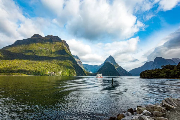 Tourist Boat Smooth Water Milford Sound Fiordland Park New Zealand — Stock Photo, Image
