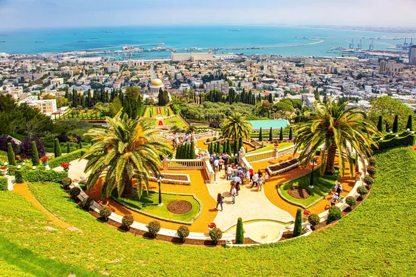 Haifa Israel May 2017 Bahai World Center 宏伟的柱廊 在卡梅尔山斜坡上有一个镀金的圆顶 朝圣中心和受欢迎的旅游胜地 — 图库照片