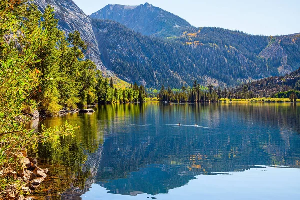 Vattnets Släta Yta Reflekterar Himmel Berg Och Skogar Magnifika Silver — Stockfoto