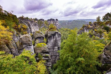 Elbe Nehri 'nin 200 metre yukarısındaki Bastei' nin pitoresk kumlu kayalıkları ünlü bir turistik merkezdir. Almanya. Sakson İsviçre 'ye romantik bir gezi. 