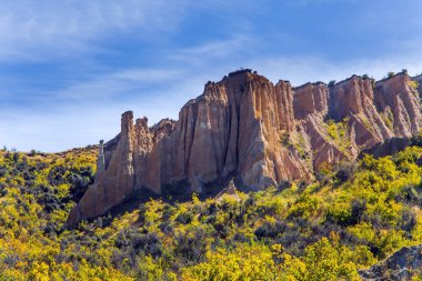 Clay Uçurumları karanın doğal oluşumlarıdır. Dar geçitlerle ayrılmış sırtlar. Omarama, Yeni Zelanda, Güney Adası. Egzotik, aşırı, doğal ve fotoğraf turizmi kavramı
