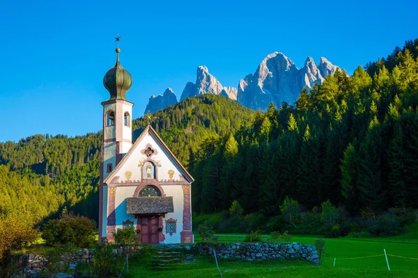 Val Funes Dolomiti Maestose Bella Chiesa Pittoresca Campanile Sul Tramonto — Foto Stock