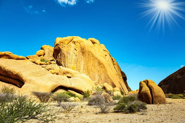在广袤的纳米比亚沙漠中央有巨大的圆形巨石 纳米比亚 Spitzkoppe是纳米比亚一个风景如画的小岩体 — 图库照片
