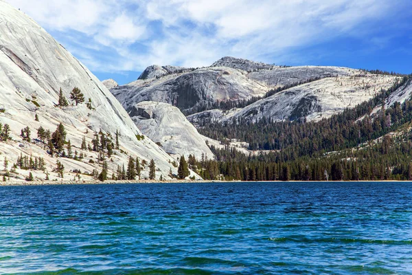 Vacker Tenaya Sjö Yosemite Park Längs Tioga Road Den Vintergröna — Stockfoto