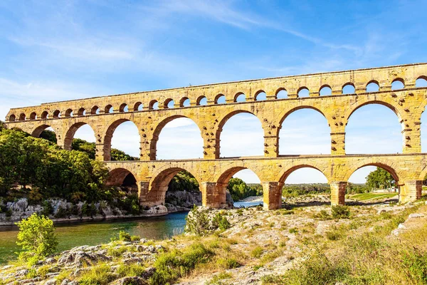 加德桥是罗马最高的渡槽 有趣的法国之行 风景如画的古董渡槽 在一个阳光灿烂的日子里 浅浅的加顿河 — 图库照片