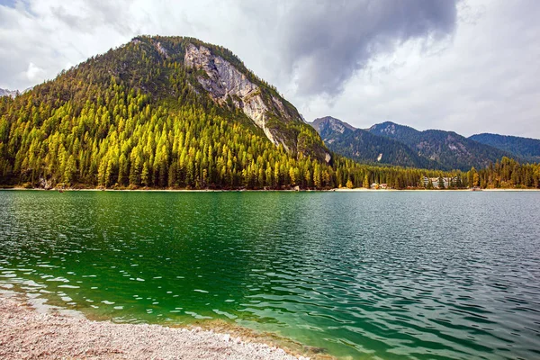 Wspaniały Spacer Malowniczym Jeziorze Lago Braies Czysta Niebiesko Zielona Woda — Zdjęcie stockowe