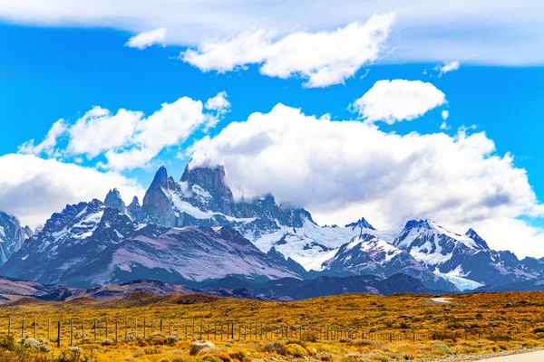 Slavná Mount Fitzroyová Špičaté Skalní Monolity Jsou Ozářeny Sluncem Argentinská — Stock fotografie