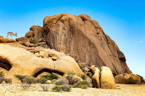 アフリカ ナミビア Spitzkoppeはナミビアの小さな絵のような岩塊です 粗粒花崗岩のスピッツコッペの壮大な石赤オレンジ色の遺跡 — ストック写真