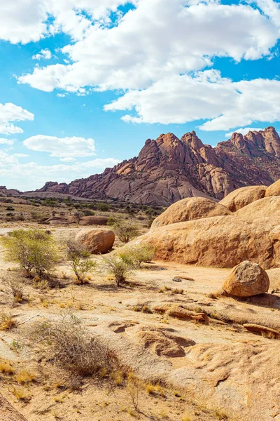 無限のナミビア砂漠の真ん中に巨大な丸みを帯びた岩 異国への冒険的な旅 Spitzkoppeはナミビアの絵のように美しい岩塊です アフリカ ナミビア — ストック写真