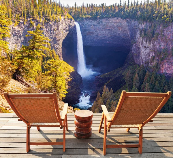 Gran Cascada Magnífica Helmken Las Montañas Caribou Dos Cómodas Tumbonas —  Fotos de Stock