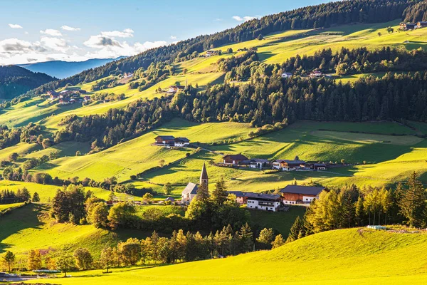 Bajecznie Piękna Dolina Południowym Tyrolu Uroczy Kościółek Val Funes Dolomity — Zdjęcie stockowe
