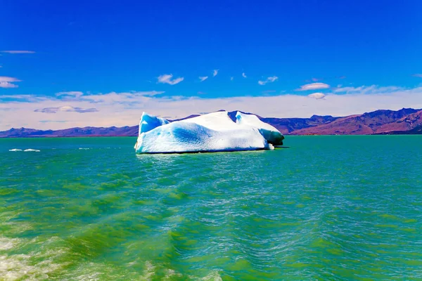 氷河湖の水 巨大な氷山がビエドマ湖に浮かんでいます 南アメリカへの信じられないほどの旅 アルゼンチンのパタゴニア 青い氷は海岸に沿ってゆっくりとドリフトします — ストック写真
