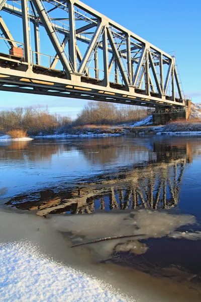 Pont ferroviaire à travers une petite rivière — Photo