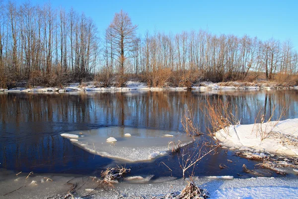 White ice on autumn river — Stock Photo, Image