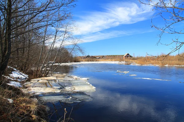 Maison rurale sur la côte rivière d'automne — Photo