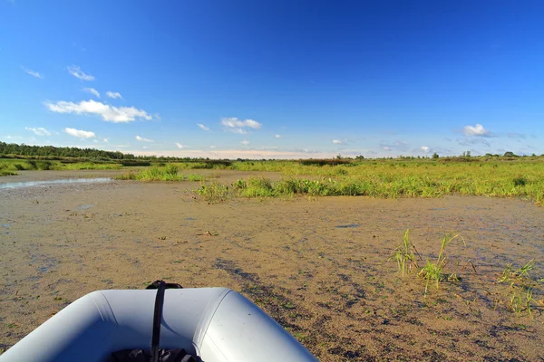 Gummibåt på gröna marsh — Stockfoto