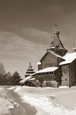 Kış köyünde ahşap şapel, sepia
