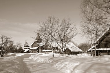 Kış köyünde ahşap şapel, sepia