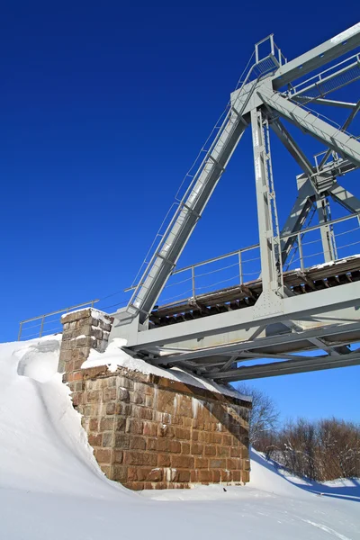 Pont ferroviaire à travers une petite rivière — Photo