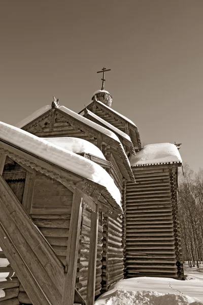 Drewniana kapliczka na niebieskim tle, sepia — Zdjęcie stockowe