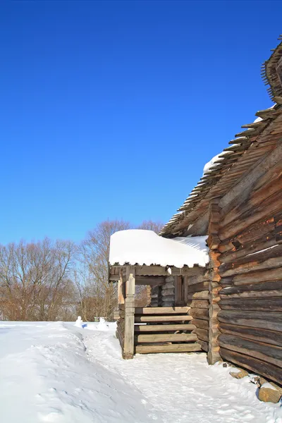 雪の中で農村部の木造住宅 — ストック写真