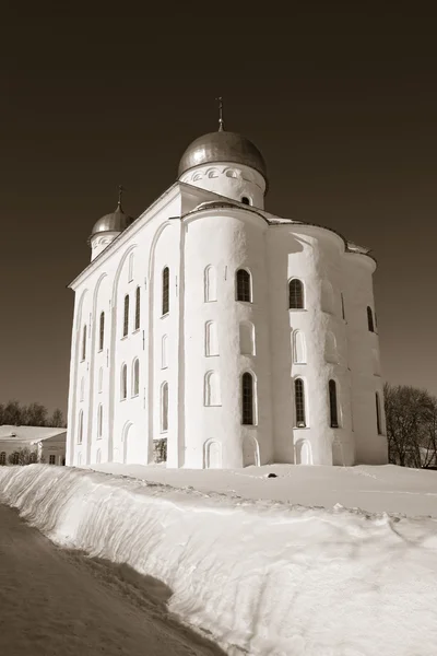 Torre sineira do antigo priorado ortodoxo, sépia — Fotografia de Stock