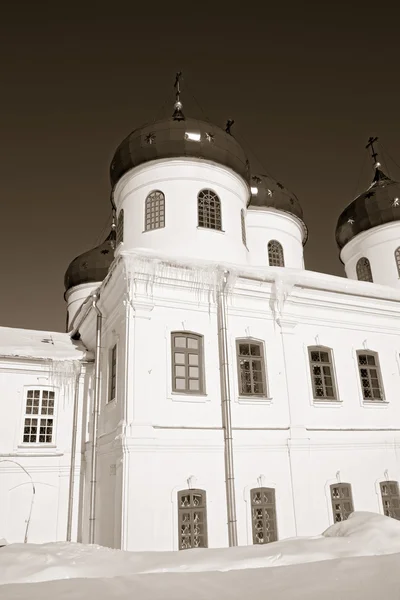 Klocktornet av gamla ortodoxa priory, sepia — Stockfoto