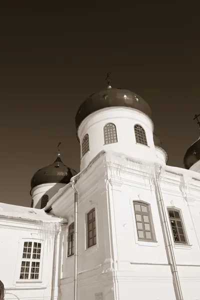 Église chrétienne sur le territoire du prieuré orthodoxe, sépia — Photo