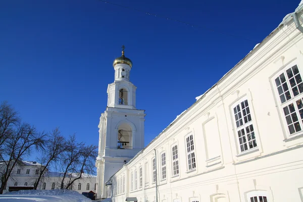 Křesťanské ortodoxní mužské Převorství mezi sníh — Stock fotografie