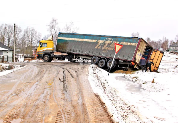 Dommage à la voiture sur route glissante — Photo