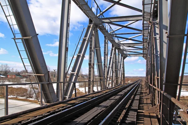 鉄道橋を通して川を凍結します。 — ストック写真