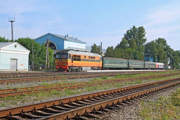 Trenino sulla stazione ferroviaria — Foto Stock