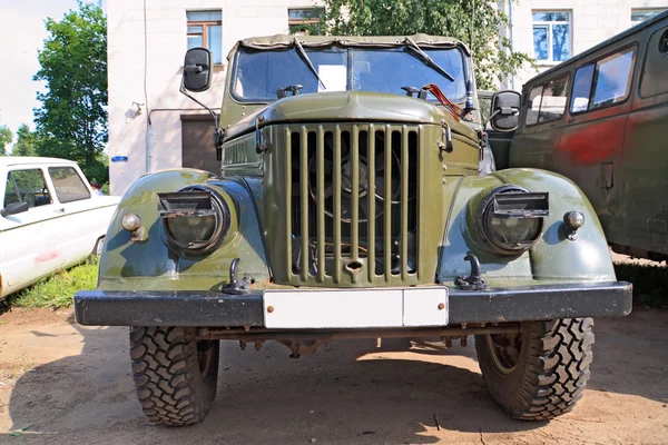 Старый автомобиль на городской улице — стоковое фото