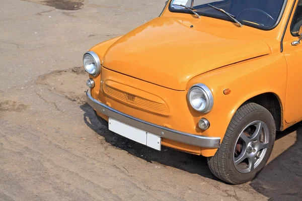 Vecchia auto arancione sulla strada della città — Foto Stock