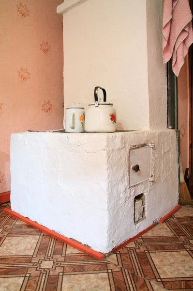 Estufa de ladrillo en casa rural de madera — Foto de Stock