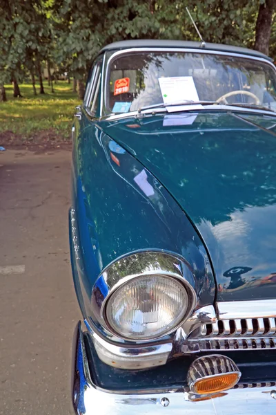 Coche viejo en la calle de la ciudad Fotos De Stock Sin Royalties Gratis