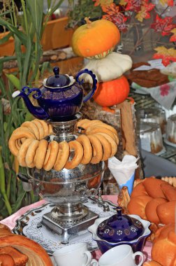 kırmızı masa üzerinde eski zaman semaver