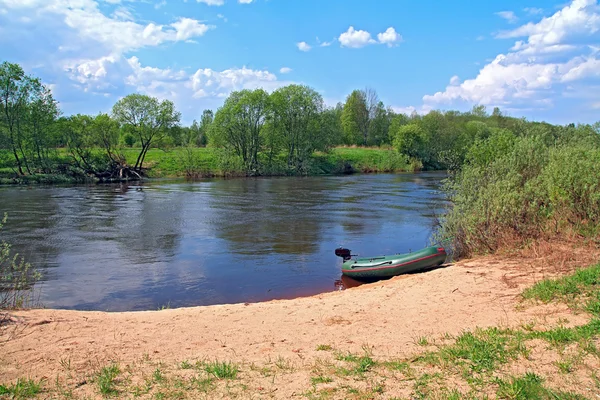 Motorbåt på floden kusten — Stockfoto