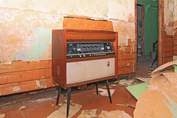 Oude radio in grunge interieur — Stockfoto