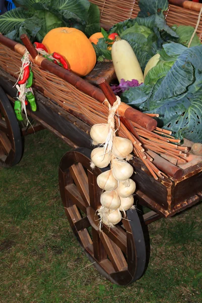 Grönsaker i vagn på landsbygden marknaden — Stockfoto