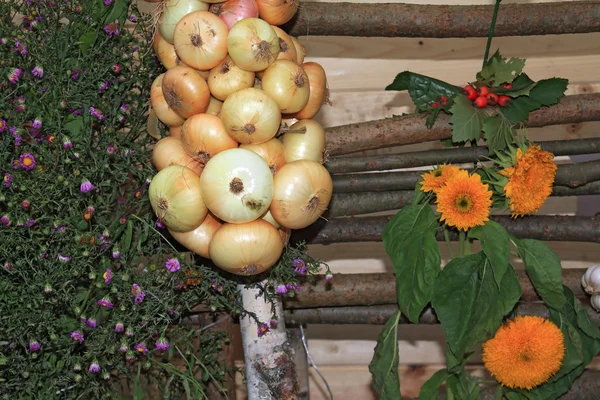 Cebola no mercado rural entre flores — Fotografia de Stock