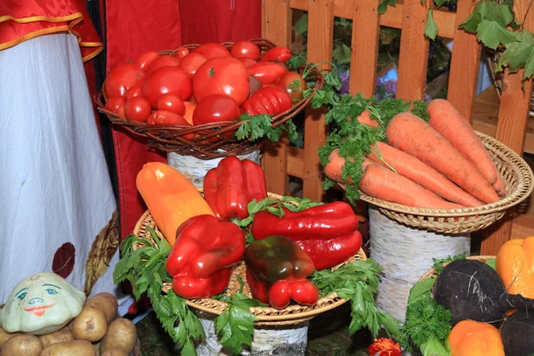 ग्रामीण बाजार पर सेट सब्जियां — स्टॉक फ़ोटो, इमेज