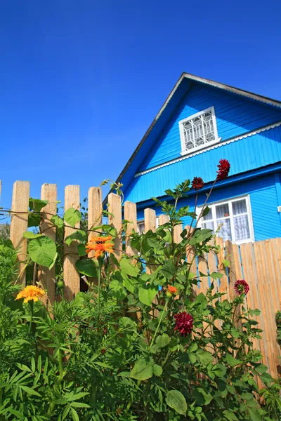 Casa rural azul sobre fondo celeste — Foto de Stock