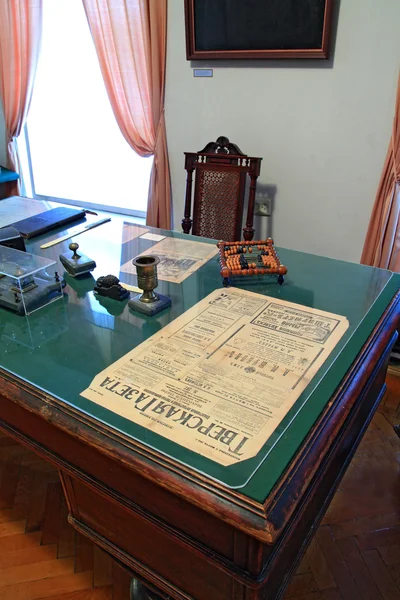 Houten abacus op groene tafel — Stockfoto