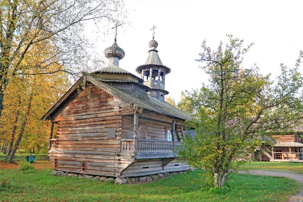 Stárnutí pravoslavná kaple v obci — Stock fotografie
