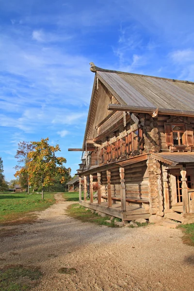 Starý dřevěný dům ve vesnici — Stock fotografie