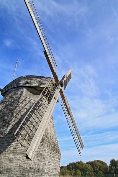 Alternde Treppe auf himmlischem Hintergrund — Stockfoto