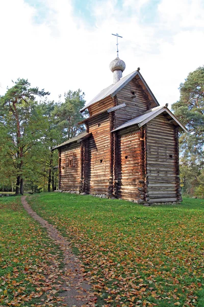 Capela de madeira em madeira de outono — Fotografia de Stock